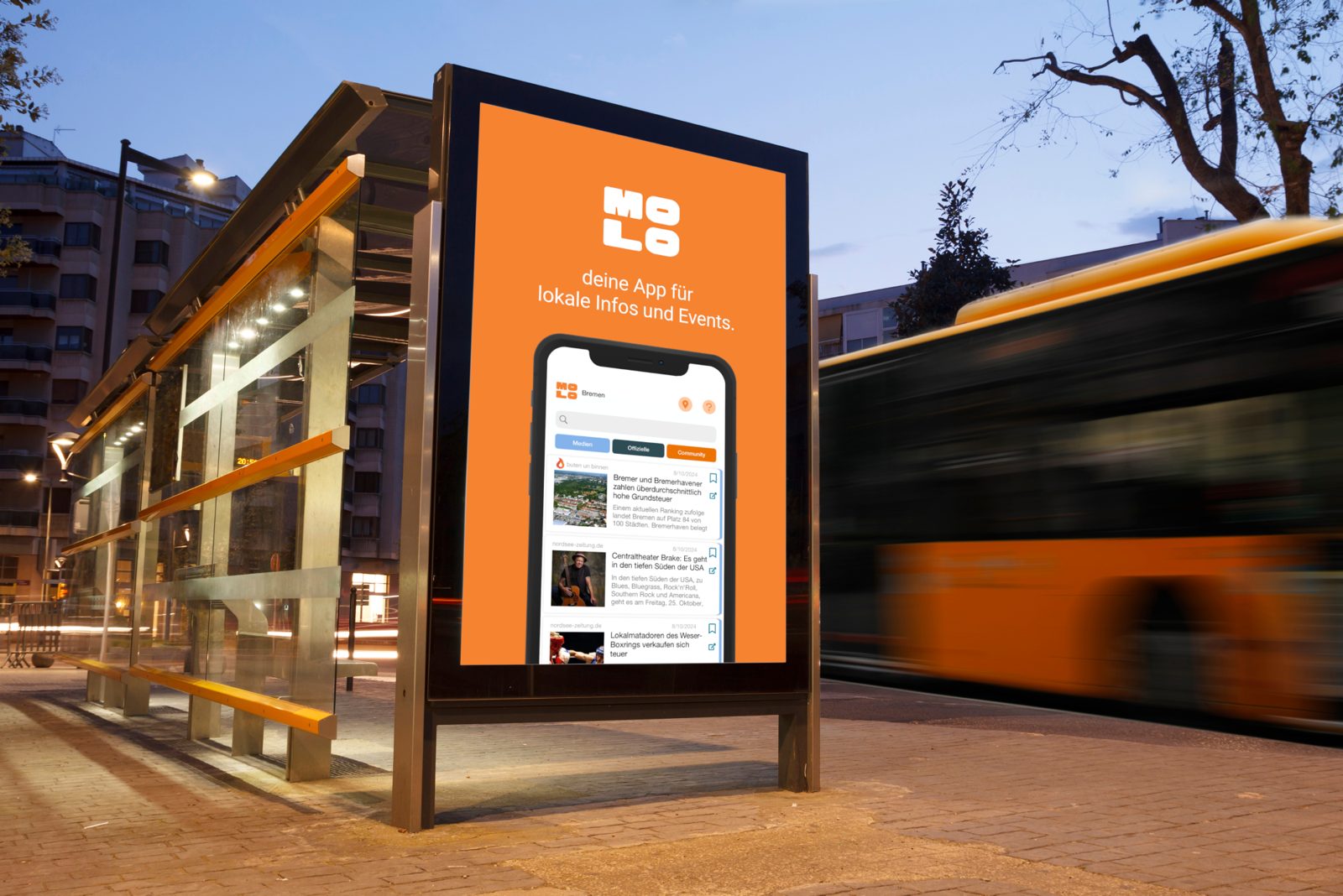 Leuchtplakat der molo-App an einer abendlichen Bushaltestelle, ein Bus fährt vorbei